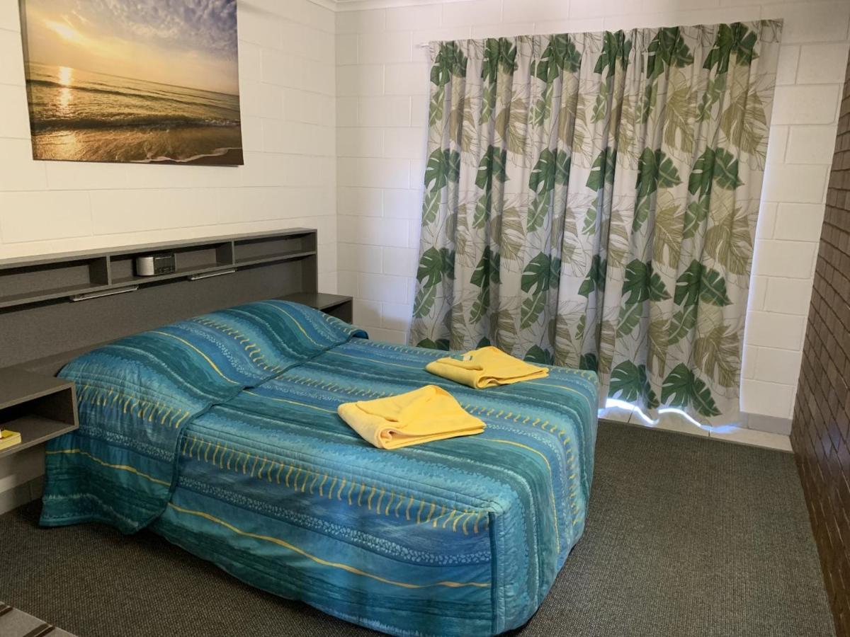 Sandpiper Motel Sarina Экстерьер фото