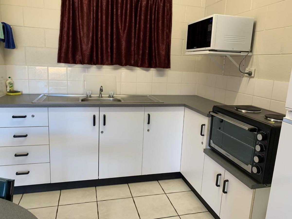 Sandpiper Motel Sarina Экстерьер фото